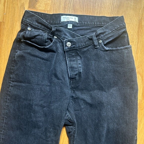 Abercrombie & Fitch Curve Love The Dad High Rise Jean w/ Criss-Cross Waistband - Picture 6 of 10